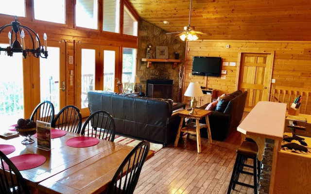Majestic Views 4 Br cabin by RedAwning