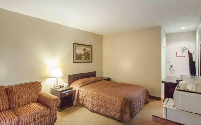 Econo Lodge Inn & Suites