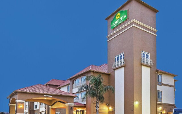 Отель La Quinta Inn & Suites by Wyndham Houston Hobby Airport США, Хьюстон - отзывы, цены и фото номеров - забронировать отель La Quinta Inn & Suites by Wyndham Houston Hobby Airport онлайн вид на фасад