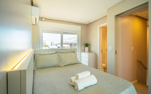Encantadora casa com 02 suítes à beira-mar