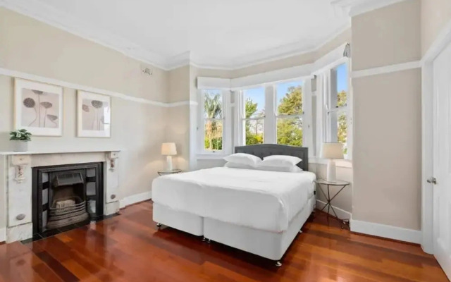 Huge Harbour View Apartment In Historic Home