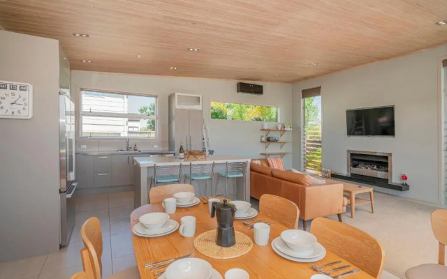 Castaway Bach - Whangamata Holiday Home