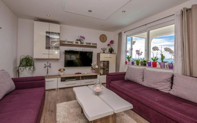 Beautiful Apartment in Makarska With Jacuzzi, Wifi and 3 Bedrooms