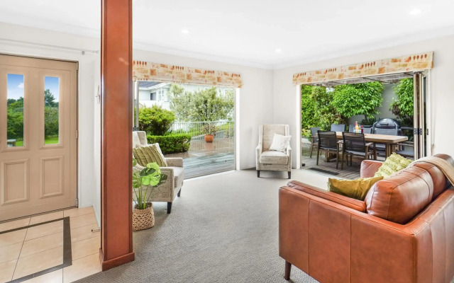 Lake Retreat - Hamilton Holiday Home