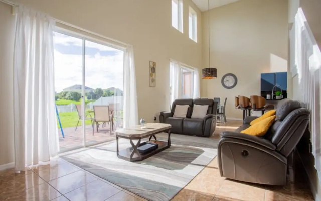 Cheerful 5 bed - 4 Bath Spacious Home