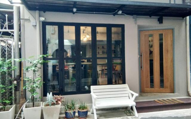 The Chatbox Silom Hostel Бангкок вид на фасад