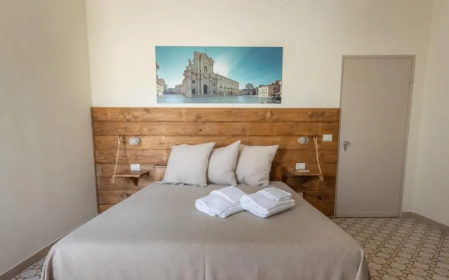 SR-I754-BAIN42A1 - Violet Guest House