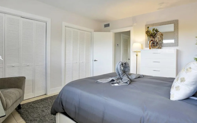 Stylish & Unique 1 BR Designer Waterview APT