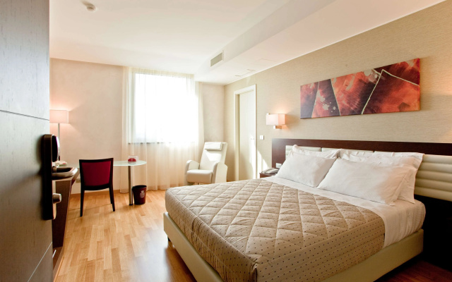 Breaking Business Hotel