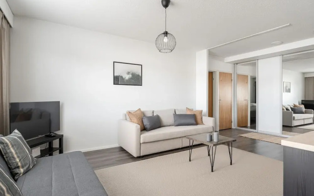 1BR next to Railway Station & Nokia Arena