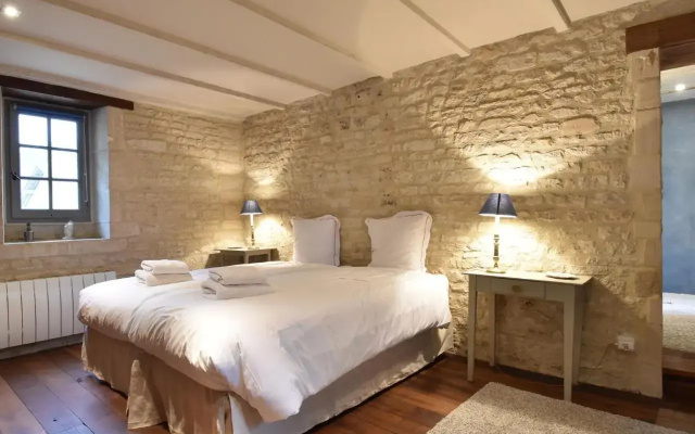 Luxurious mansion in Lantheuil with garden