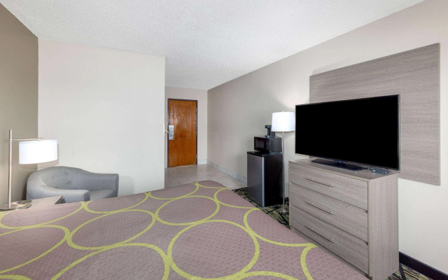 Super 8 by Wyndham Pratt