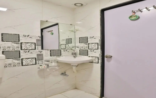 Hotel Raadhe By OYO Rooms