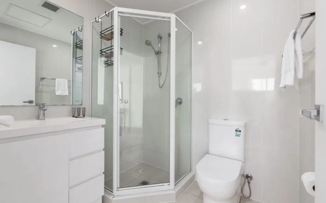 Bright 2-bed Apartment With Balcony & Garage