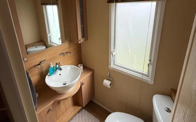 Cabin Caravan Sleeps 6 With Parking