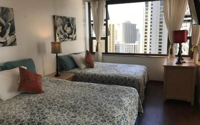 Waikiki Banyan