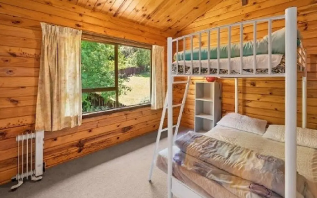 16 Chalet Cres