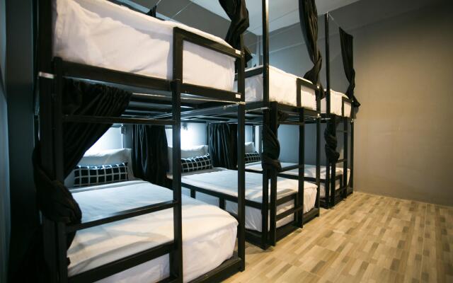 The Bed Hostel at Patong комната для гостей
