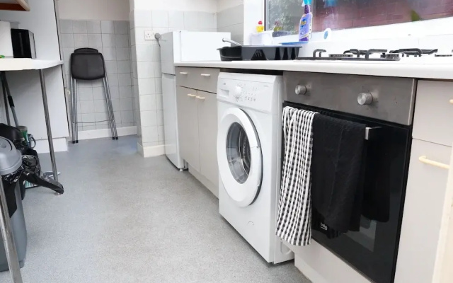 2 Bedroom House - Sleeps 4 - Free Parking, Wifi