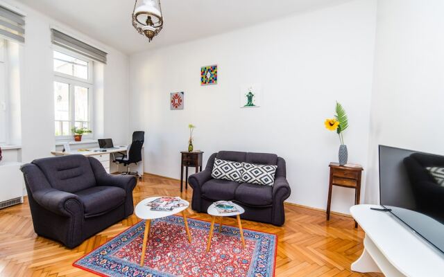 Bright and Sunny Apartment in The City Center! 2