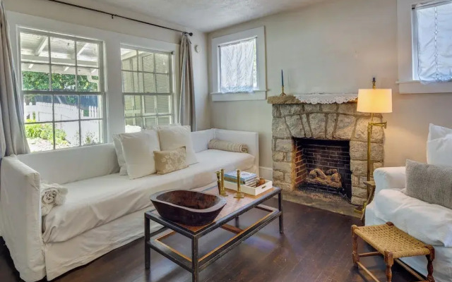 Charming Home < 2 Mi to Downtown Hendersonville!