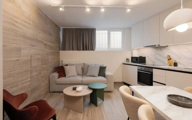 Cozy & Chic Stay Near Metro Station