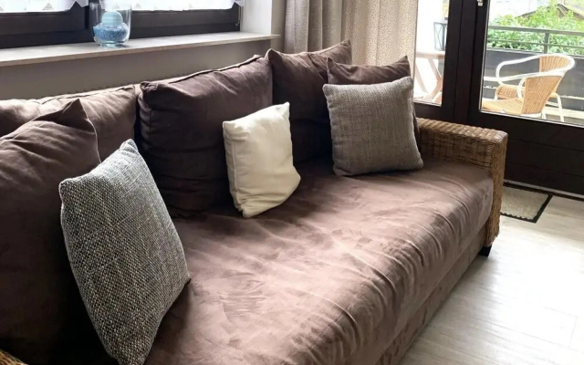 Spacious Flat Near Hiking Trails