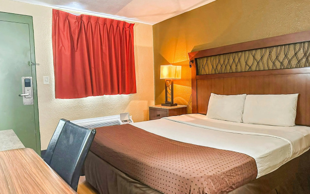 OYO Hotel Mobile, AL I-65 at Airport Blvd
