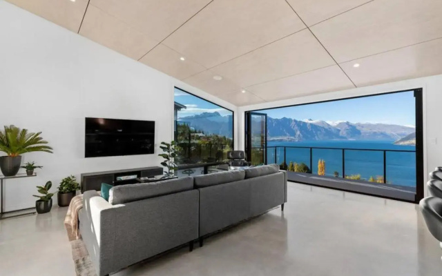 Lake and Mountain View 2 Bedroom House