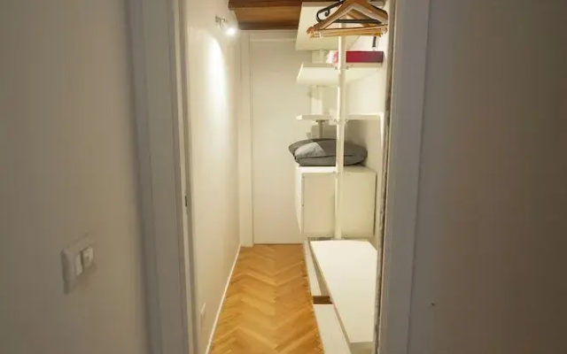 Spanish Steps Romantic Nest With Balcony