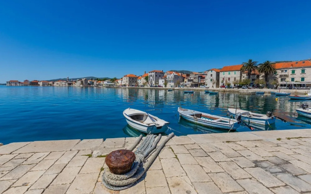 Lovely 1-bed Apartment With Patio in Kastel Stari