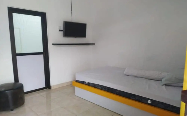Hotel O Yellow White Guesthouse Palu