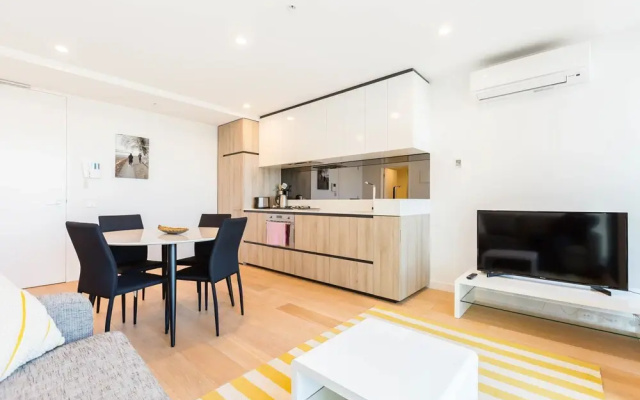 Tori, 1BDR Southbank Apartment