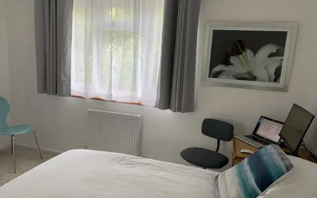 2 Bed-sleeps 4-parking-pets-10 min Walk to Beach