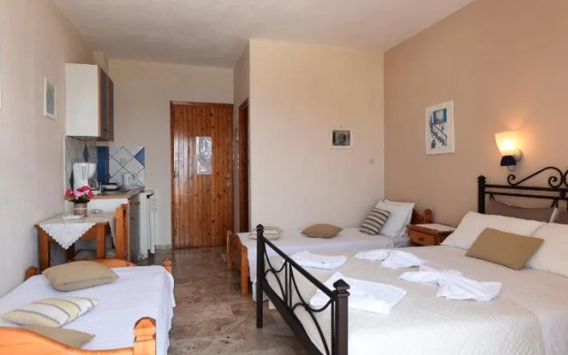 Vrohaki Studios & Rooms