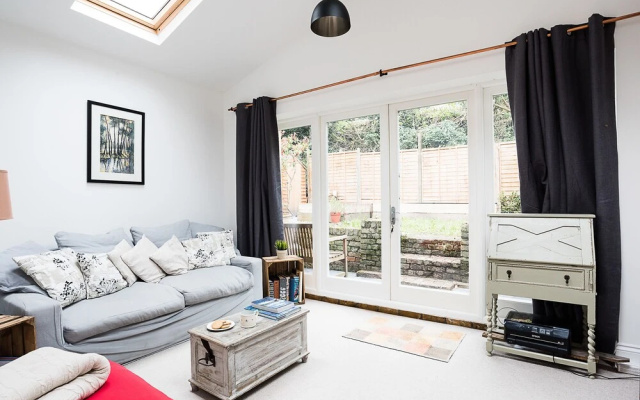 Cosy 2BR Family Home in Battersea