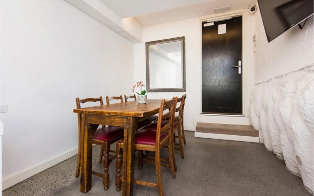New York Style Room in Northbridge with Roof Terrace