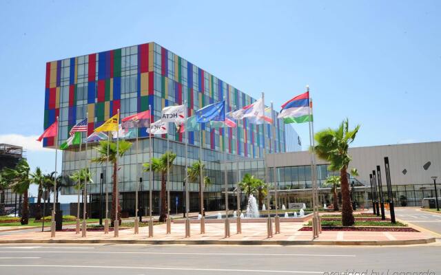 Talatona Convention Hotel вид на фасад