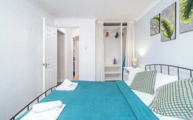 Crawley Stainer 1-bedroom With Parking and Garden