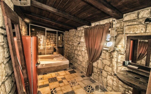 Sandal Alaçatı - Adults Only