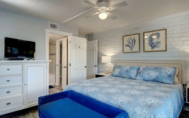 Tropical Haven 2 Bedroom Condo by Redawning