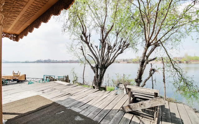 OYO 5056 Houseboat Batkoo