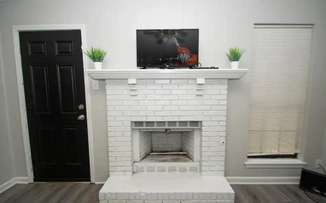 House - Sleeps 9 - Parking - Patio