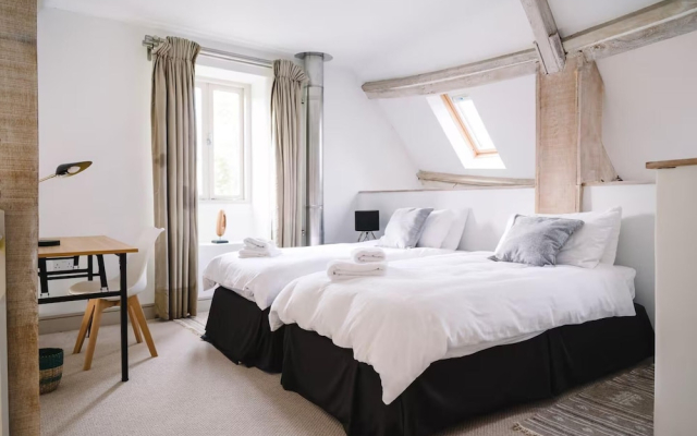 Stunning 6 Bedroom Riverside Barn Cotswold Mill