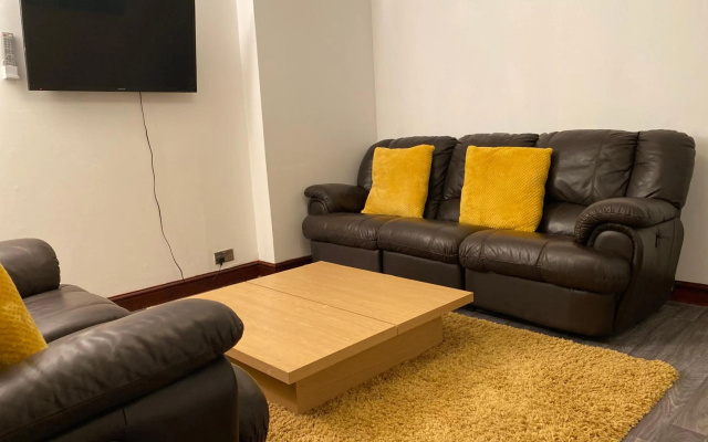 7 Person Home Flat W/parking - Near Swansea Centre