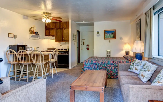 Cozy Corner Studio-a112