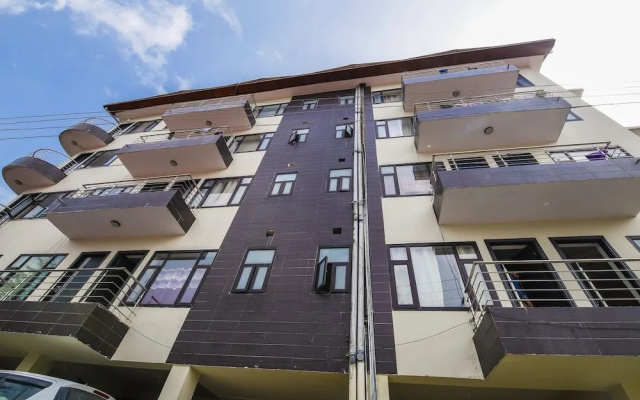 Oyo 18421 Uphill Courtyard