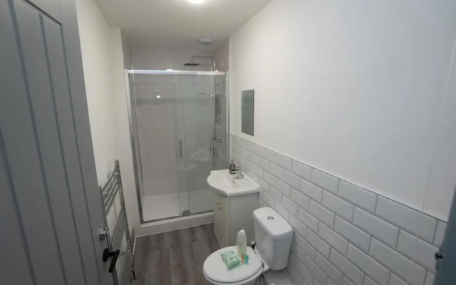 *Central *Studio Flat *Free Parking, Wifi, Netflix
