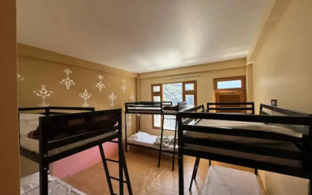 Yellowjackets Hotel Tosh