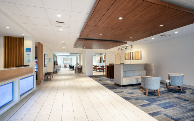 Holiday Inn Express & Suites Manhattan by IHG